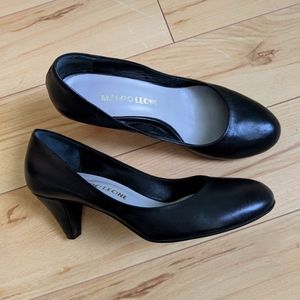 Gorgeous black leather pumps made in Italy